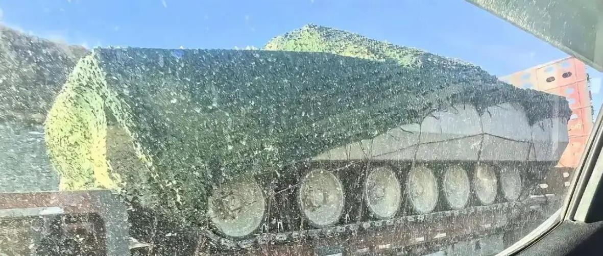 中国新一代重型主战坦克曝光，7对负重轮，为何让西方压力拉满？一张模糊到差点认不