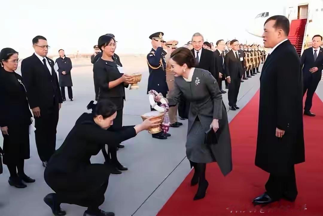 西班牙王后刚走，泰王就带着苏提达王后火速打卡，47岁华裔王后一落地就美上热搜，穿