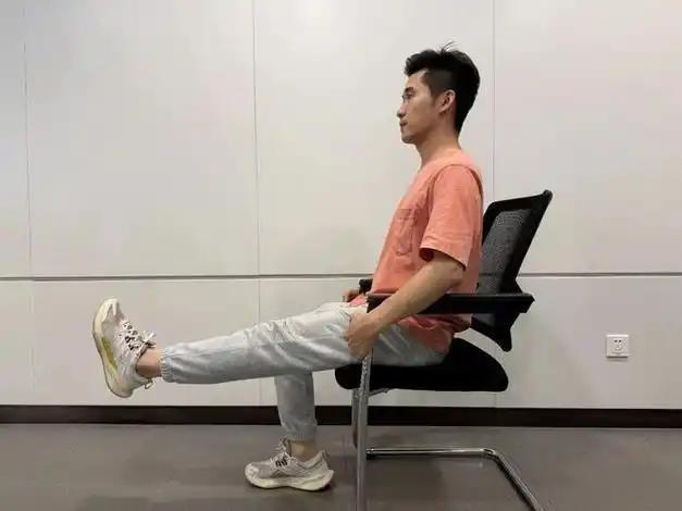 很多人锻炼都走进误区，觉得运动量越大身体越好，忽略了膝盖的承受能力，负重深蹲、蛙