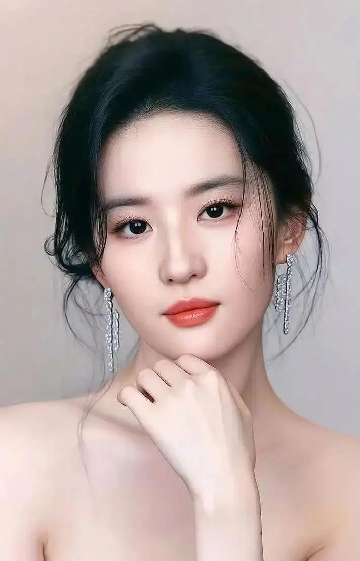 读完旧帖，刘亦菲哭了她在央视镜头前说，演员最怕突然撞见十年前的自己。