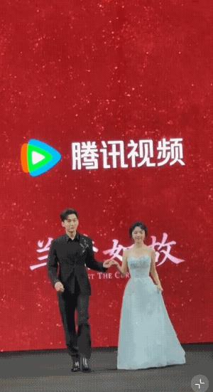 刘学义和谭松韵携兰香如故走红毯啦！两位是不是很般配呀！男帅女美，我们松松走T台