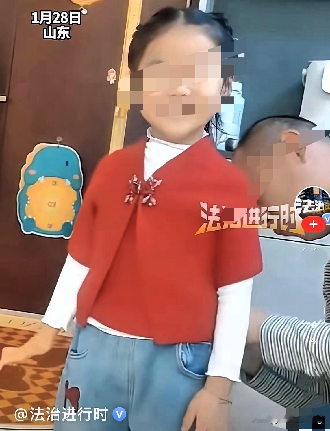 谁能想到一条红围巾，竟能被山东这位宝爸玩转出独一份的爱！这波操作真的戳中了所有爸