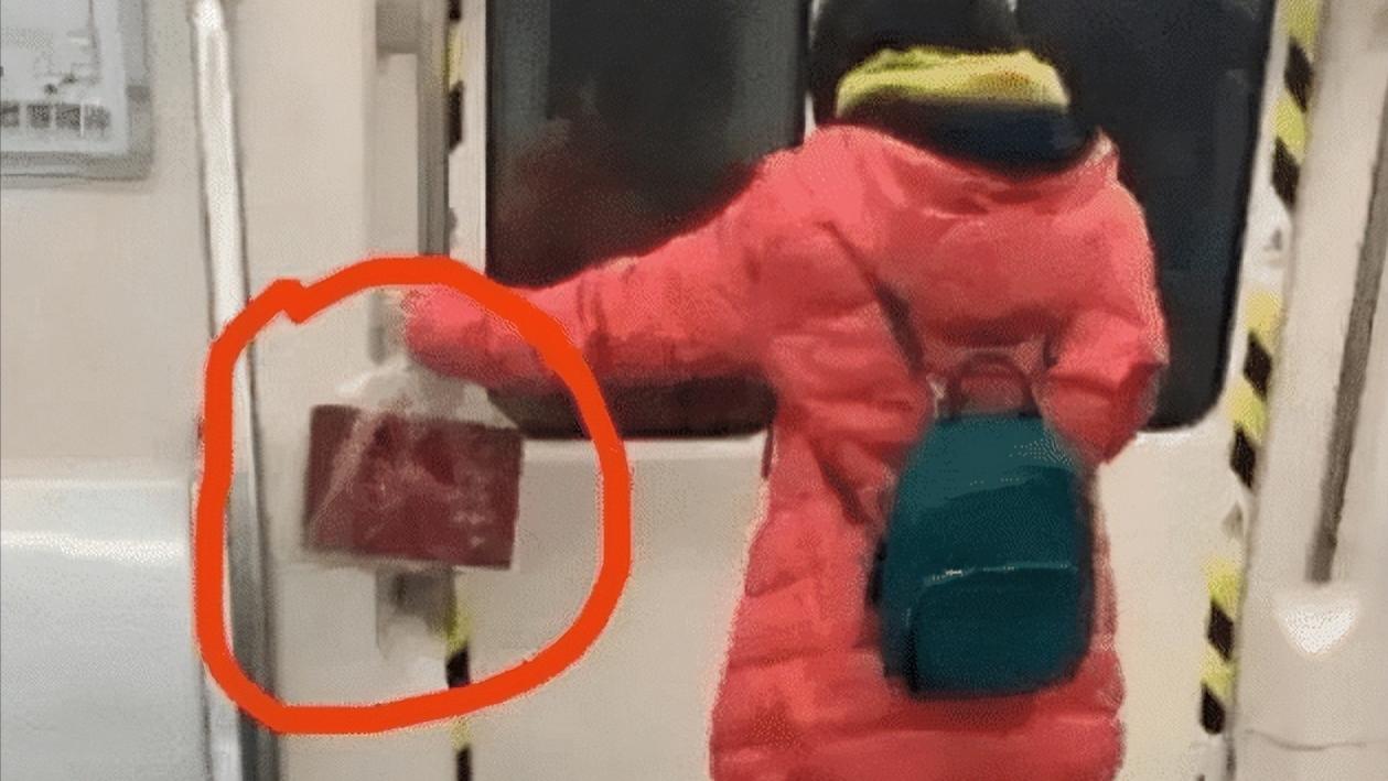 上海地铁阿姨真低调，你的塑料袋能秒杀任何一款LV的包包