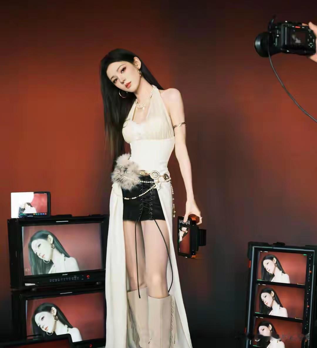 张予曦这气场！是真人能有的美貌和身材吗？！一整个被美到失语！她最近的状态也太