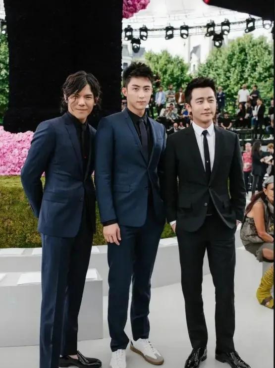 黄轩177cm，黄景瑜187cm，向佐186cm——论身高，黄轩在三人里稍显娇小