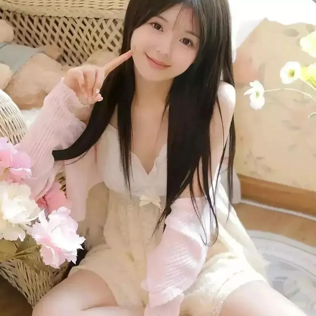 可爱女孩自拍，粉色花朵和温馨家居的完美结合。