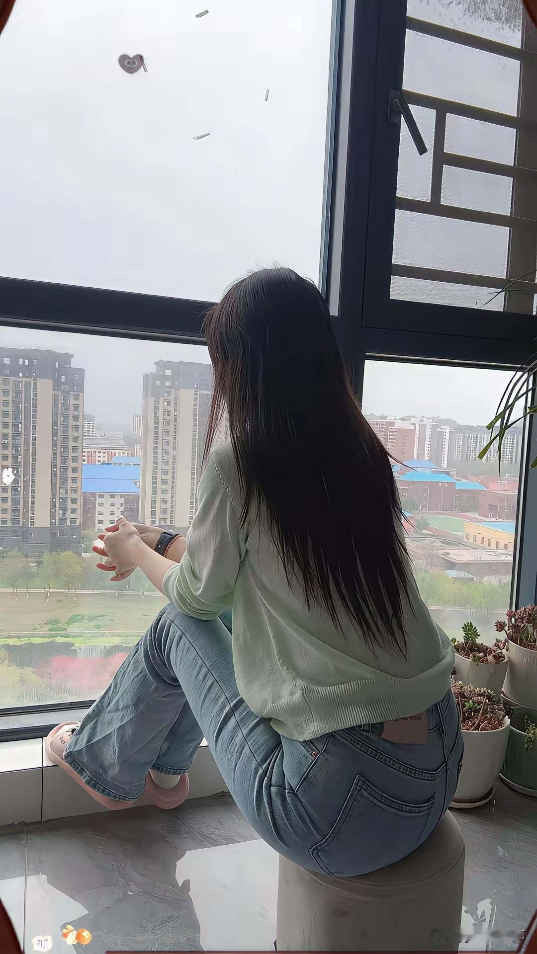 窗前人影长，心随云卷舒。