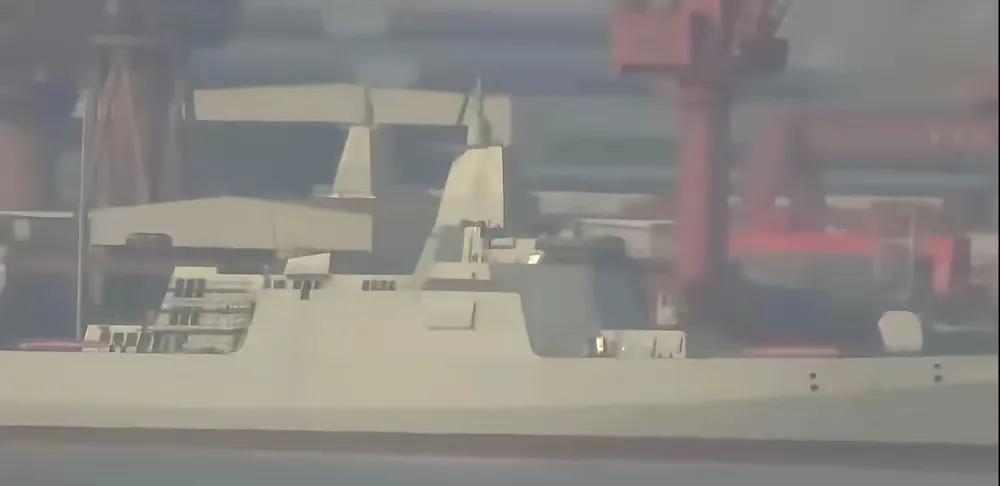 多少年前，我国建造052D驱逐舰的时候，有网友发布了这种驱逐舰在干船坞里露出舰首