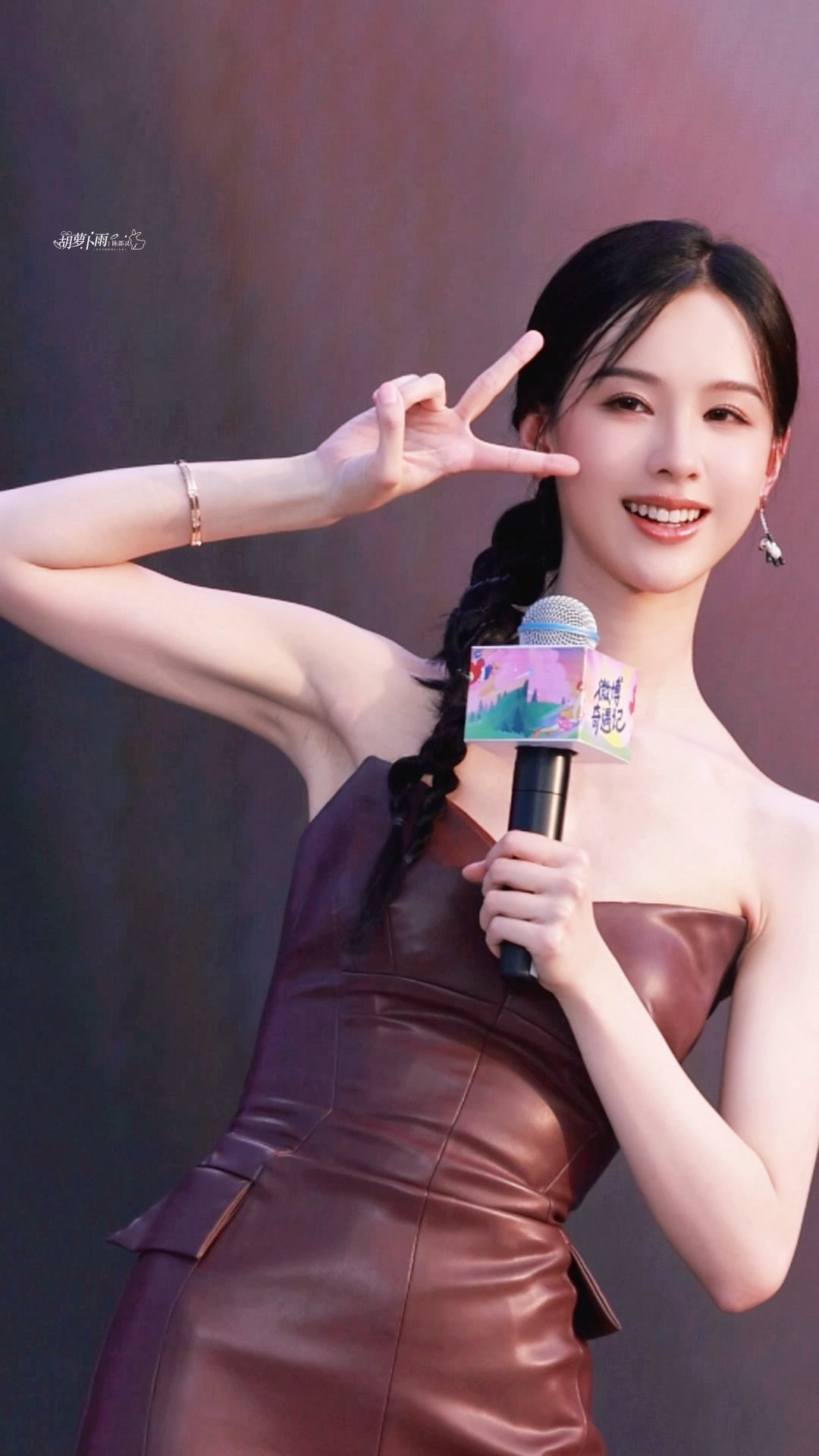 陈都灵陈都灵皮裙好热但好美皮裙嘟嘟好美​​​