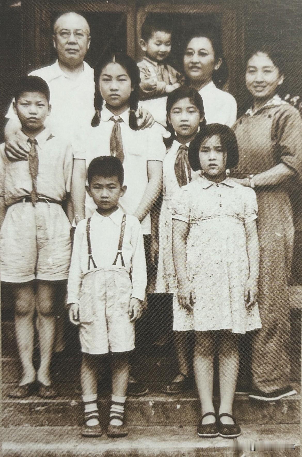 1957年，郭天民全家合影。郭天民将军一生严于律己、不争名利，对亲属要求严格他特