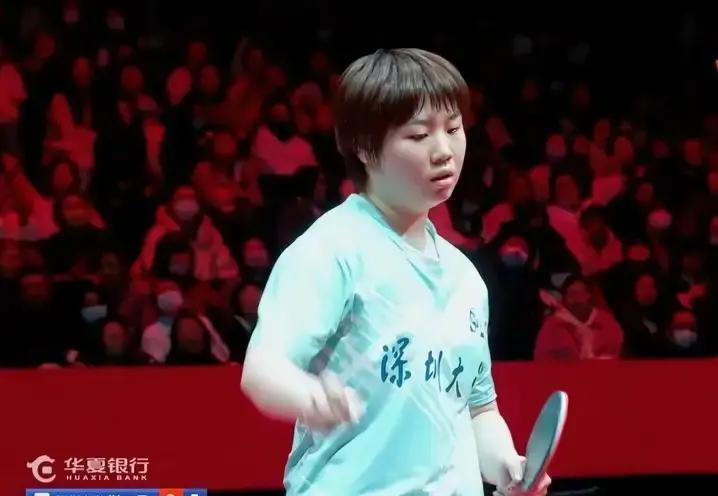 世界第三的头衔，在乒超半决赛成了她背不动的包袱。蒯曼输球后，直勾勾盯着球拍