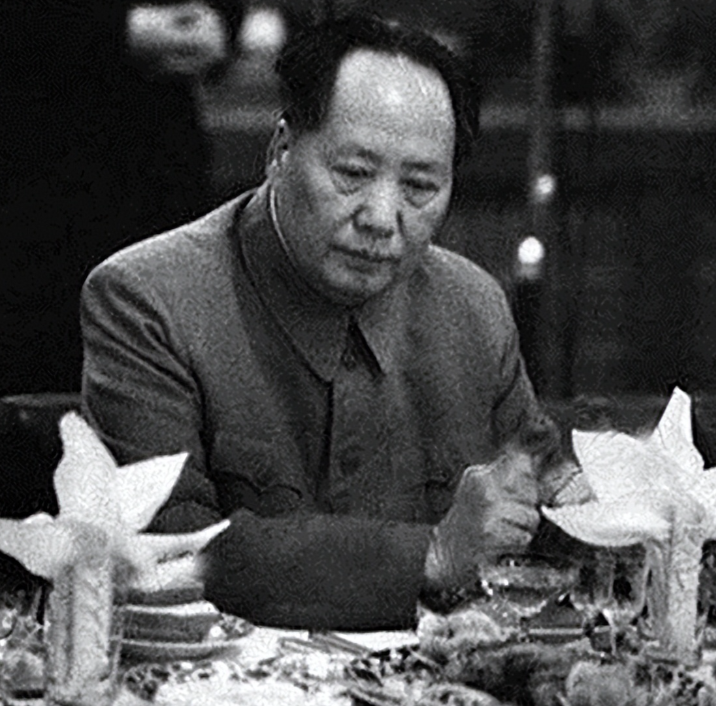 1954年，毛主席吃饭时觉得这菜有点过于咸了，于是便把这厨师叫到跟前问道：“你这