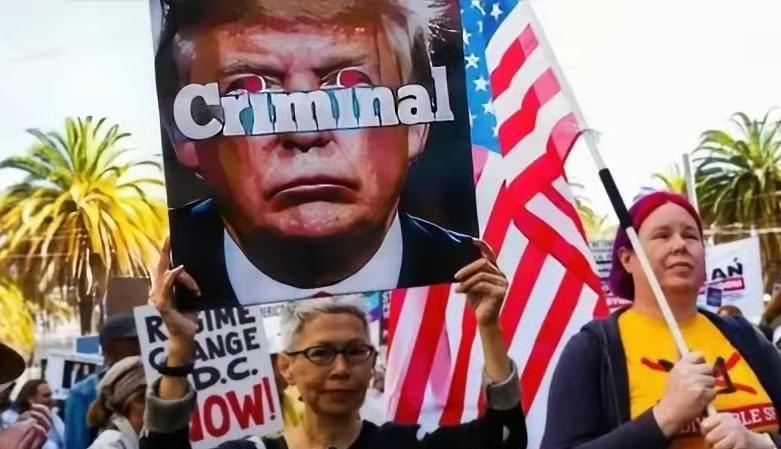 谁也没想到，美国的民间怒火，会以这样铺天盖地的方式爆发。当地时间3月28日