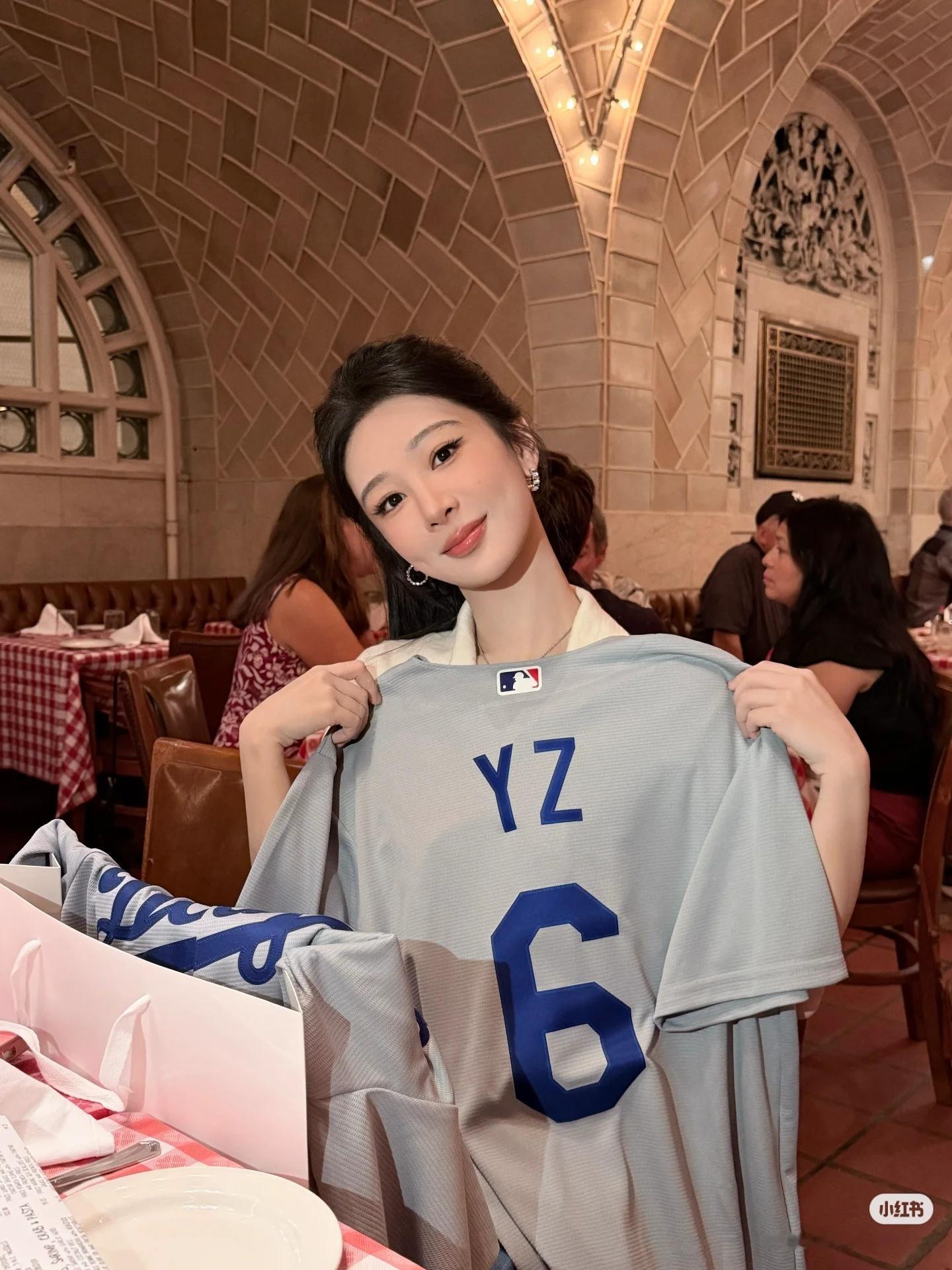 杨紫杨紫mlb棒球文化推广大使大明星杨紫在美国行程太紧张了吧，白天是棒球美少女