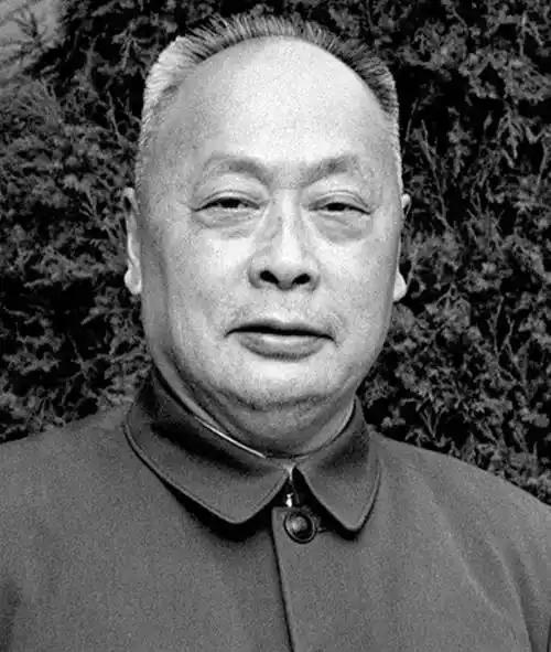 1936年，一个叛徒把陈毅堵死在梅岭，陈毅自知必死，在衣服里缝了三首绝笔诗，20