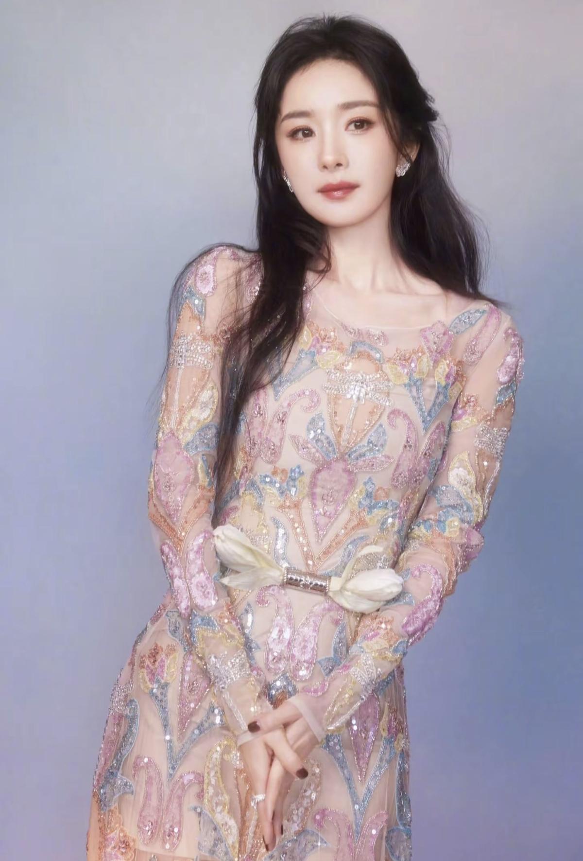 姐姐的美貌在发光！杨幂这一身薄纱碎钻裙，温柔到心尖上了杨幂这身粉金碎钻裙