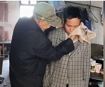 七十二岁的老人和一个精神疾病的妻子，生了5个孩子。这一组照片拍摄于2025