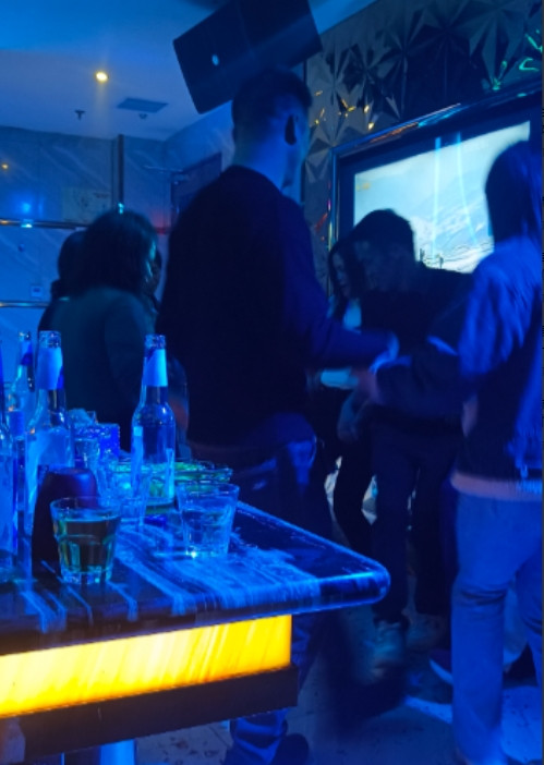 女子与男性朋友聚会后，喝断了片，第二天发现自己在对方家中醒来，下身赤裸，惶恐的她