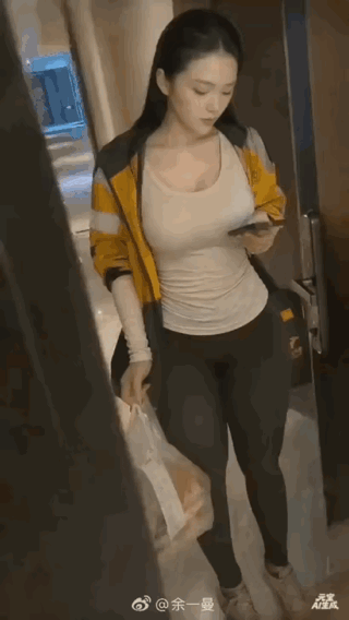 给她说了外卖放门口就行，非要敲门进来几个意思
