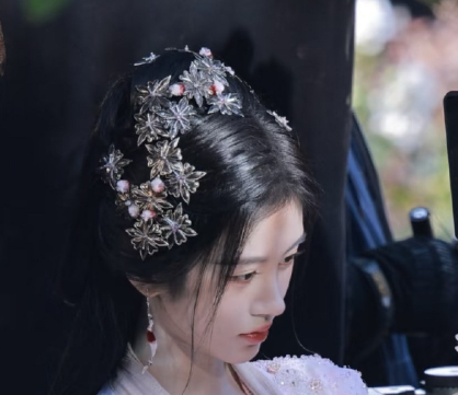 第一次看清鞠的五官和皮肤肌理，太怼脸了吧​​​