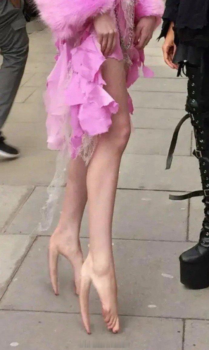 超逼真的仿真人皮靴，若不仔细看难以察觉。其真实程度令人叹为观止。