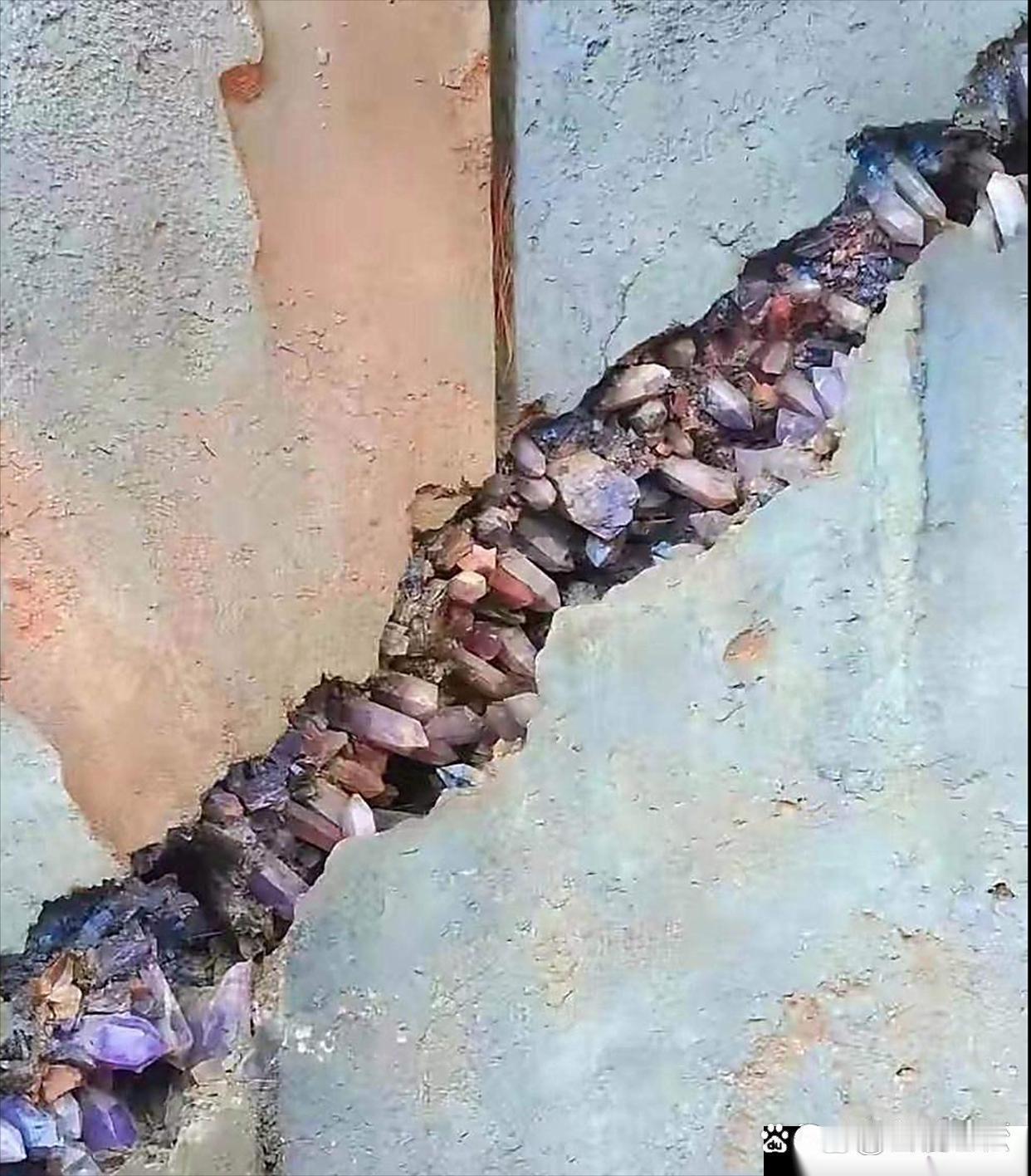 好几十年前盖的房子，如今都裂开缝隙了，可是这一裂开不要紧，里面全是这样的小石头，