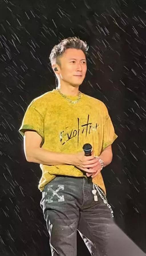 谢霆锋演唱会遇雨？发型没塌竟火了发胶！谁能想到，广州演唱会一场雨，让谢霆