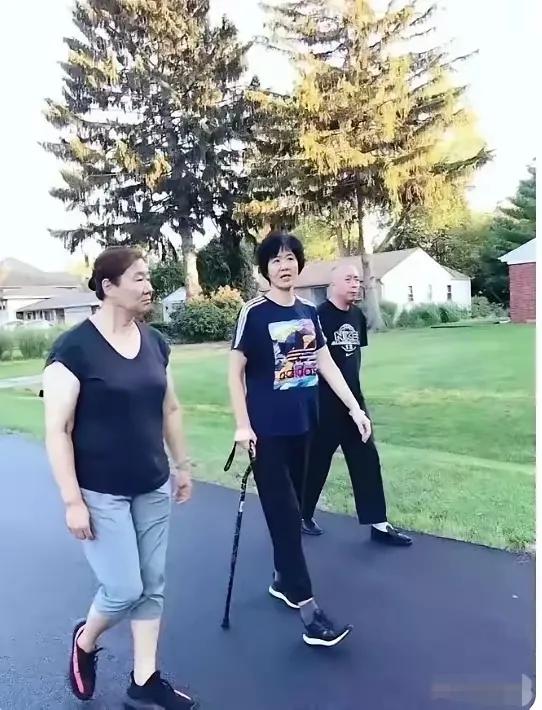 这是郎平和姐姐郎洪在美国家中的街边溜达，姐姐郎洪也在美国定居，郎平和姐姐经常在一