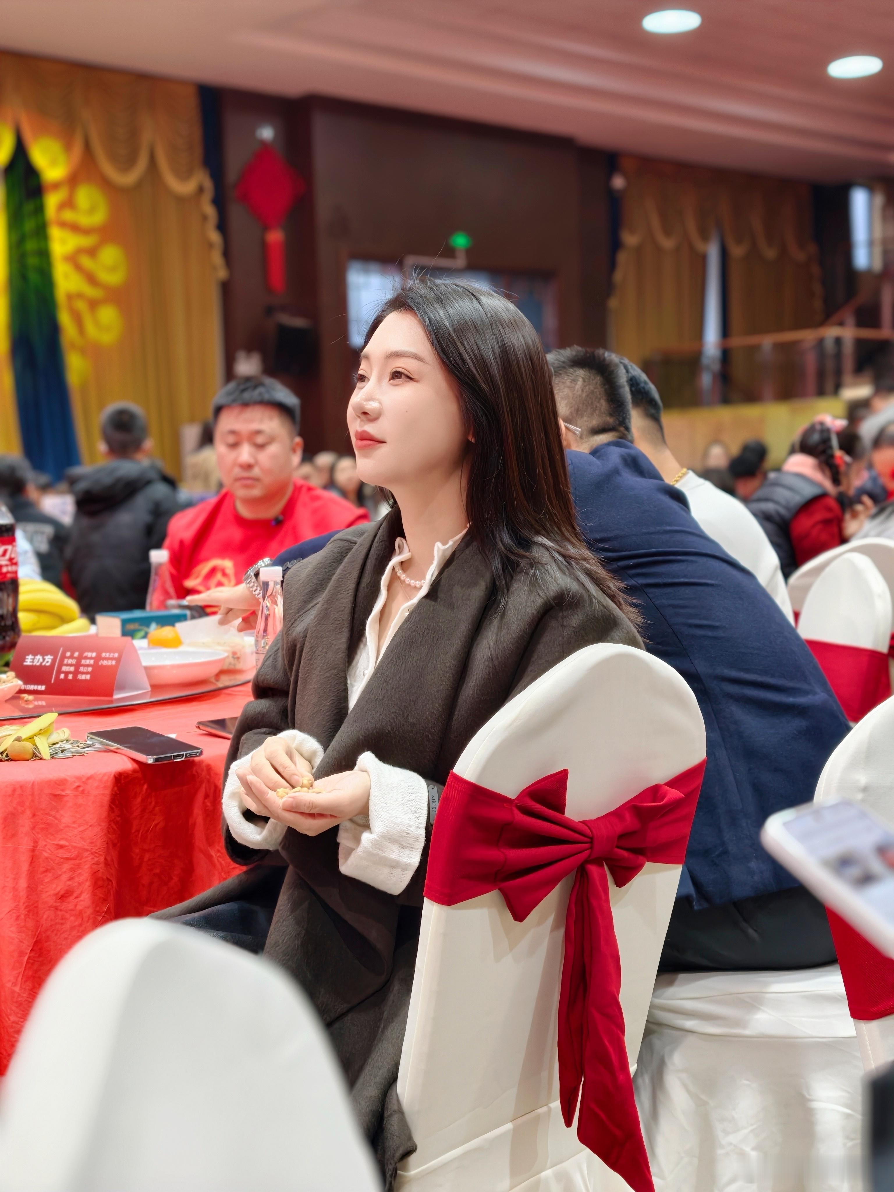 在168辆问界M9跨年晚宴上，和众多问界M9车主吃着饭，听着车主讲他们和问界M