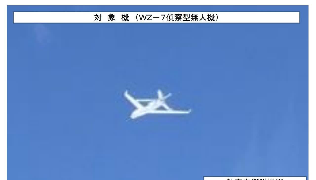 “<em>日本航空自卫队</em>飞行员驾驶老爷机，F-15J战斗机追着2万米高空，绕<em>日本</em>海飞行的