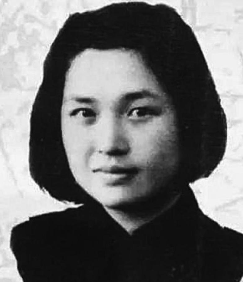 1941年，一个女囚被捕入狱后，监狱长一脸得意，解开衣扣就朝她扑了过去。可是，谁