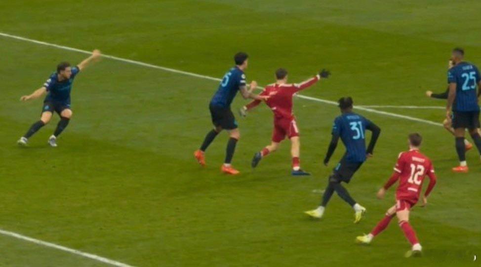 米兰体育报：下半场第38分钟裁判判给利物浦点球巴斯托尼从维尔茨断球后拉拽了他