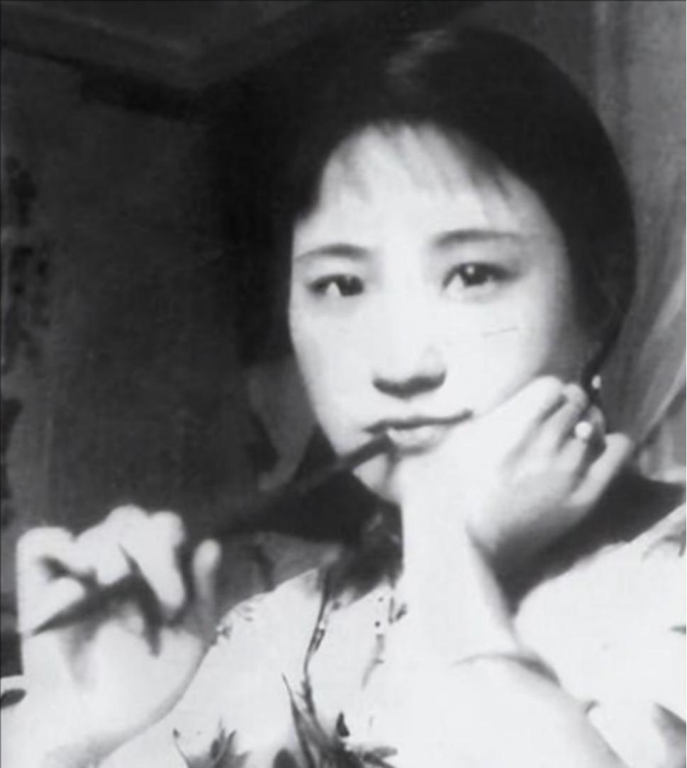 1961年，陆小曼身无分文却卖掉貂皮大衣，买螃蟹请三位男士吃饭，席间含羞开口：其