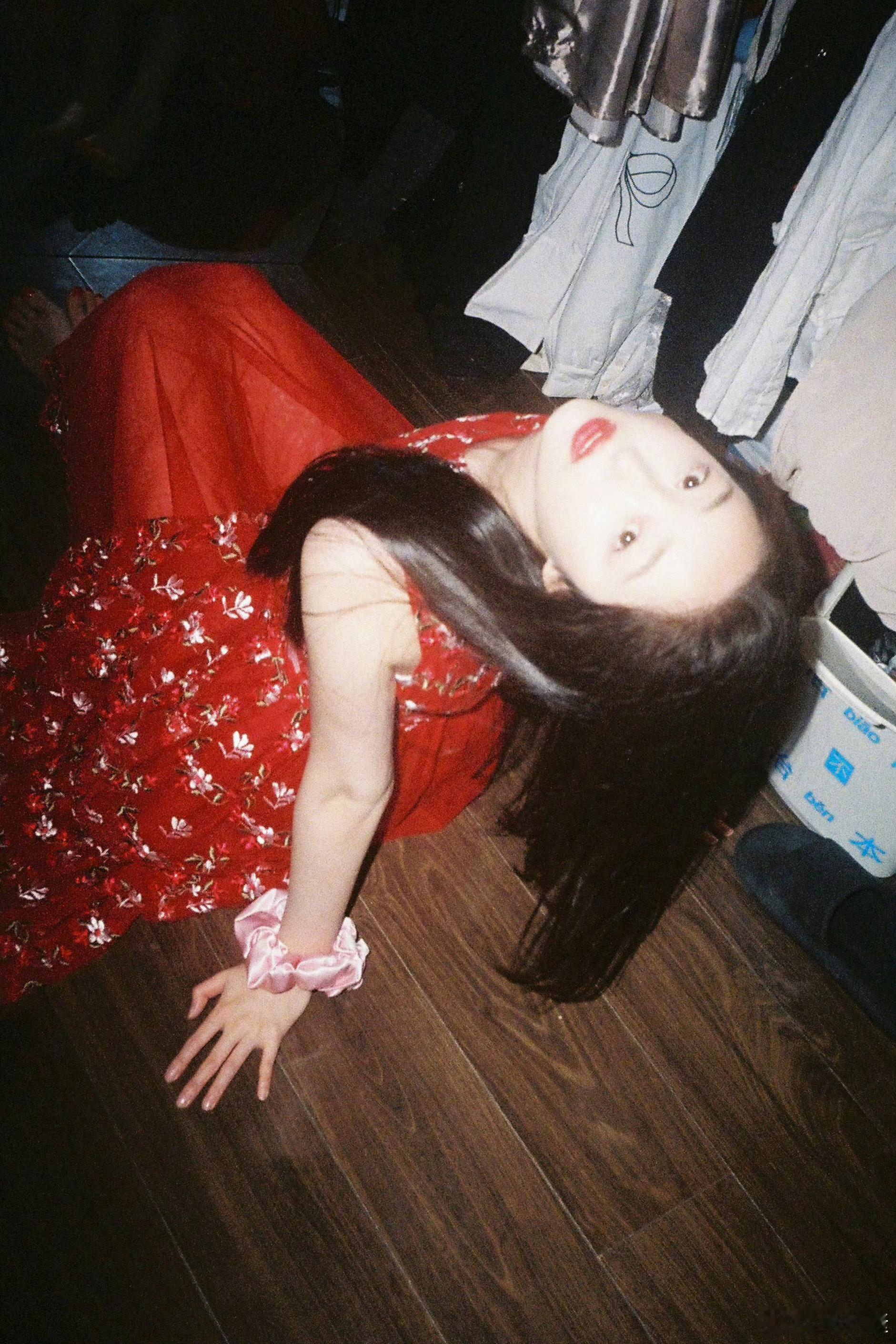 蒋梦婕一袭红裙