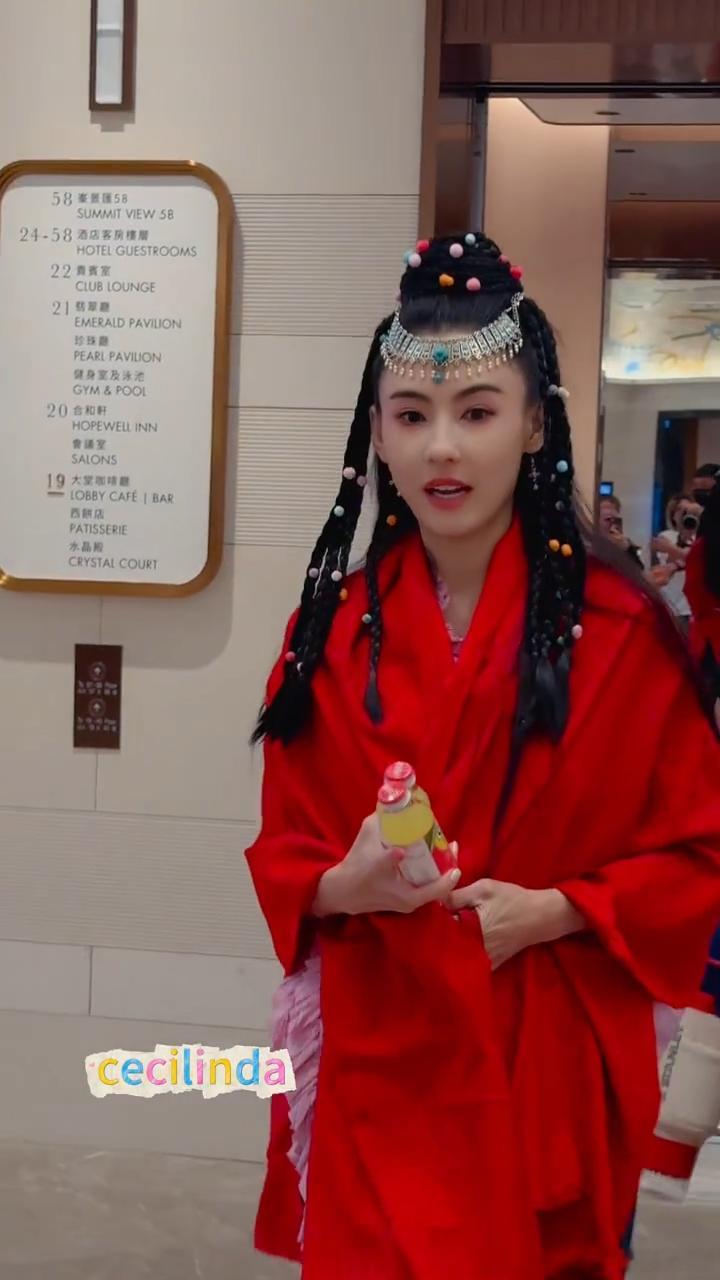张柏芝邵子恒抽象版赵敏张无忌今日一路繁花2在香港录制，刷到了繁花团姐弟集体古装