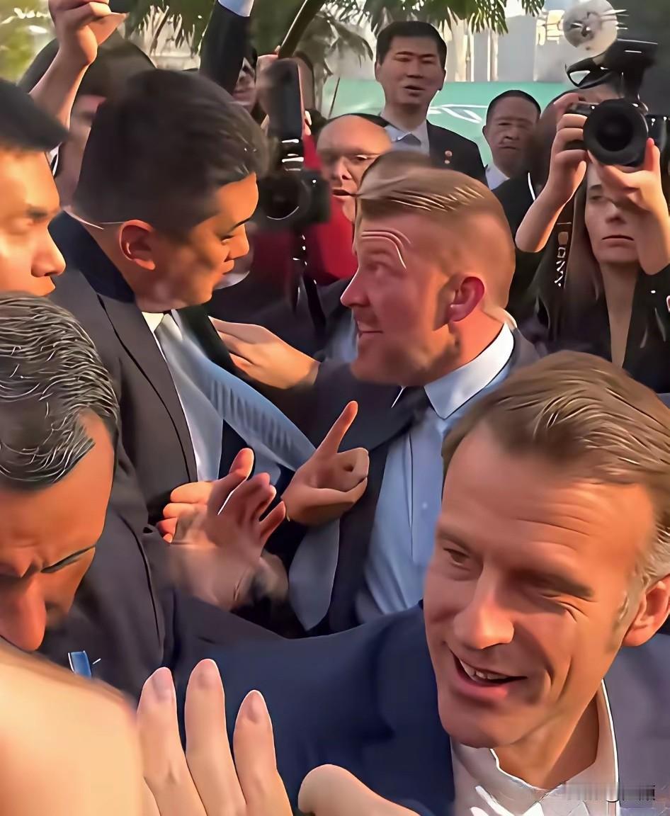 “你瞅我干啥？”“我瞅你咋啦！”……马克龙访华期间，中法保镖同框“较劲”的画面刷