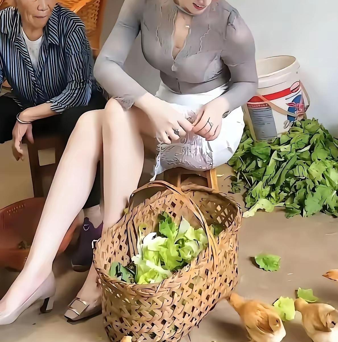 大妈当年也是这么靓丽的，岁月不饶人啊！