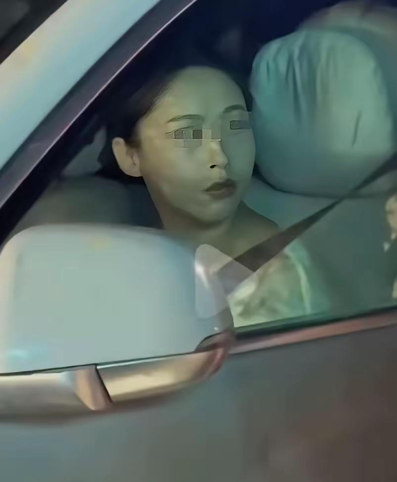 陕西洛南街头原配当众怒砸车辆的一幕引得路人扎堆围观，曝光第三者样貌之后，不少
