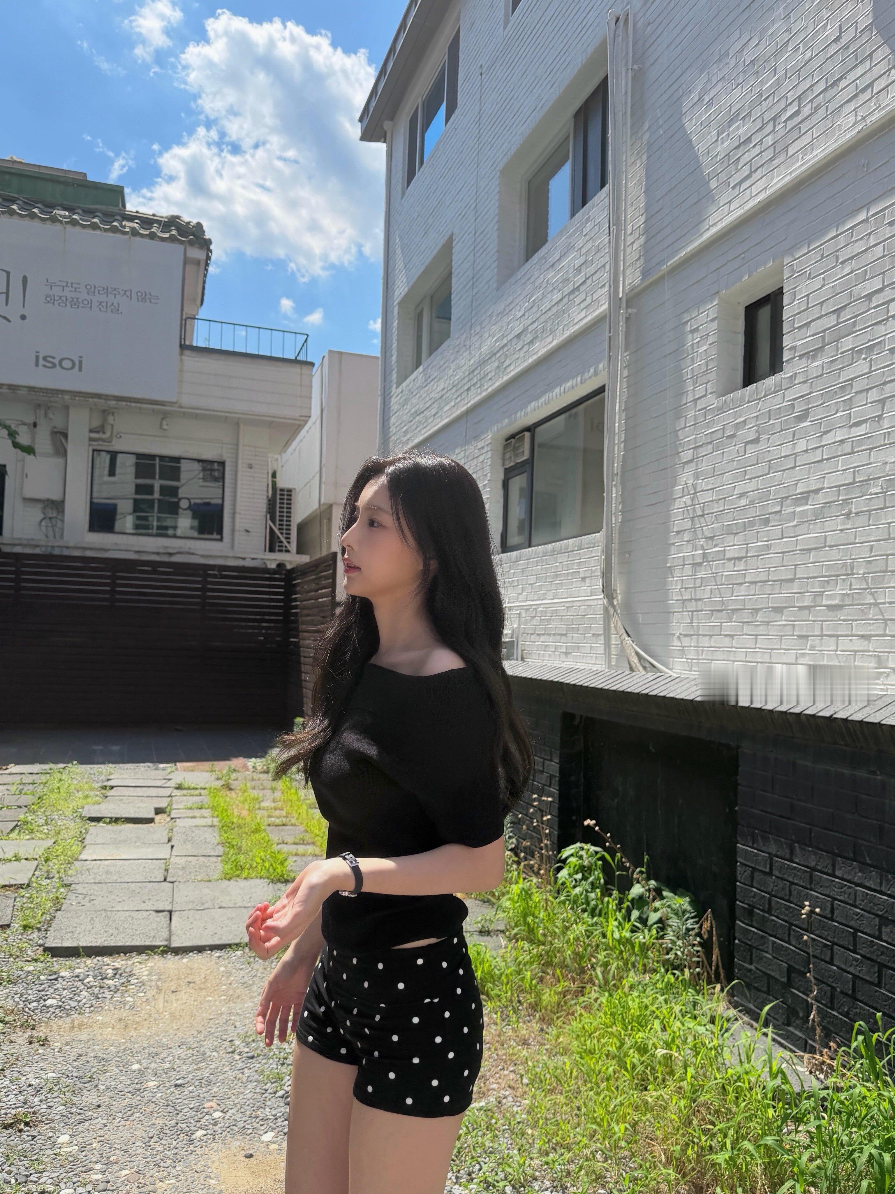 姜惠元INS更新🖤🩵