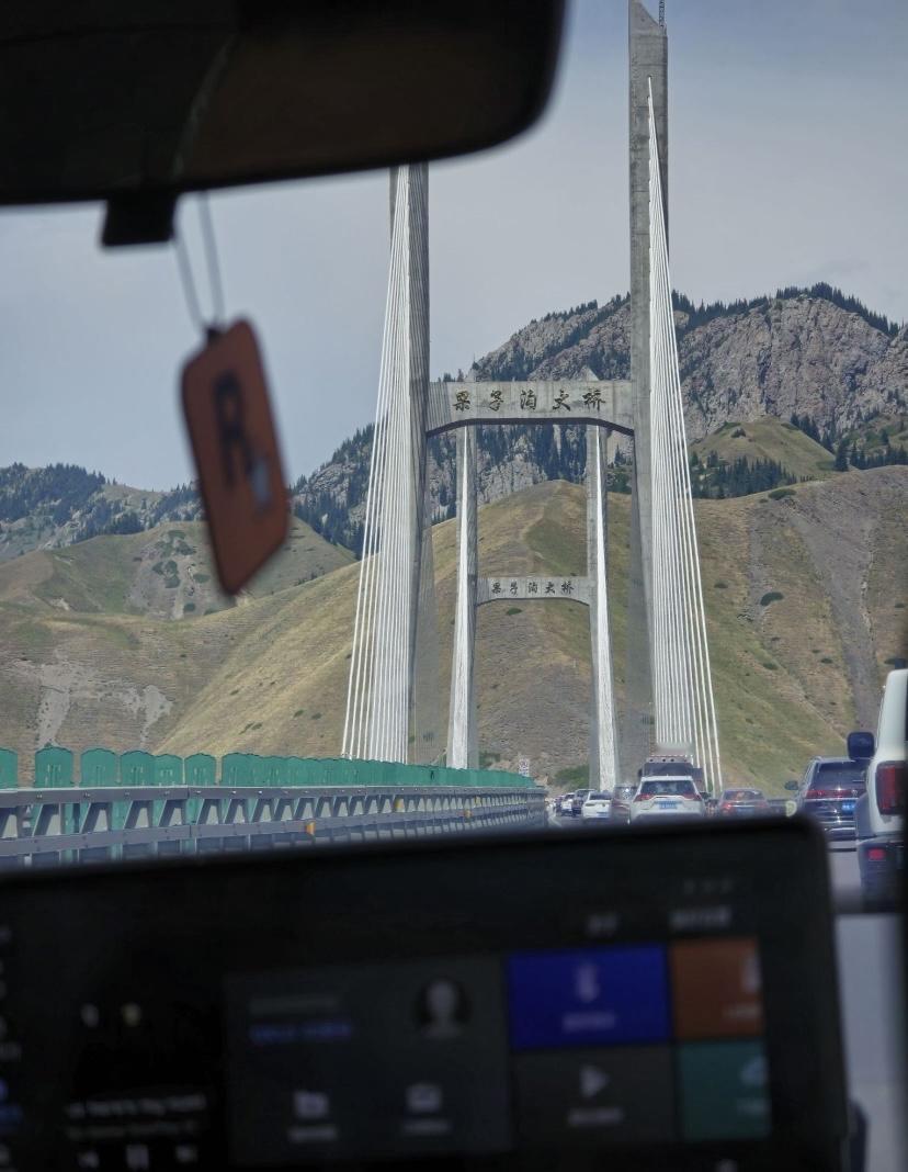 去年夏天有幸到新疆出差，第一次到新疆的我却因为紧紧的行程安排没有闲暇游玩，当朋友