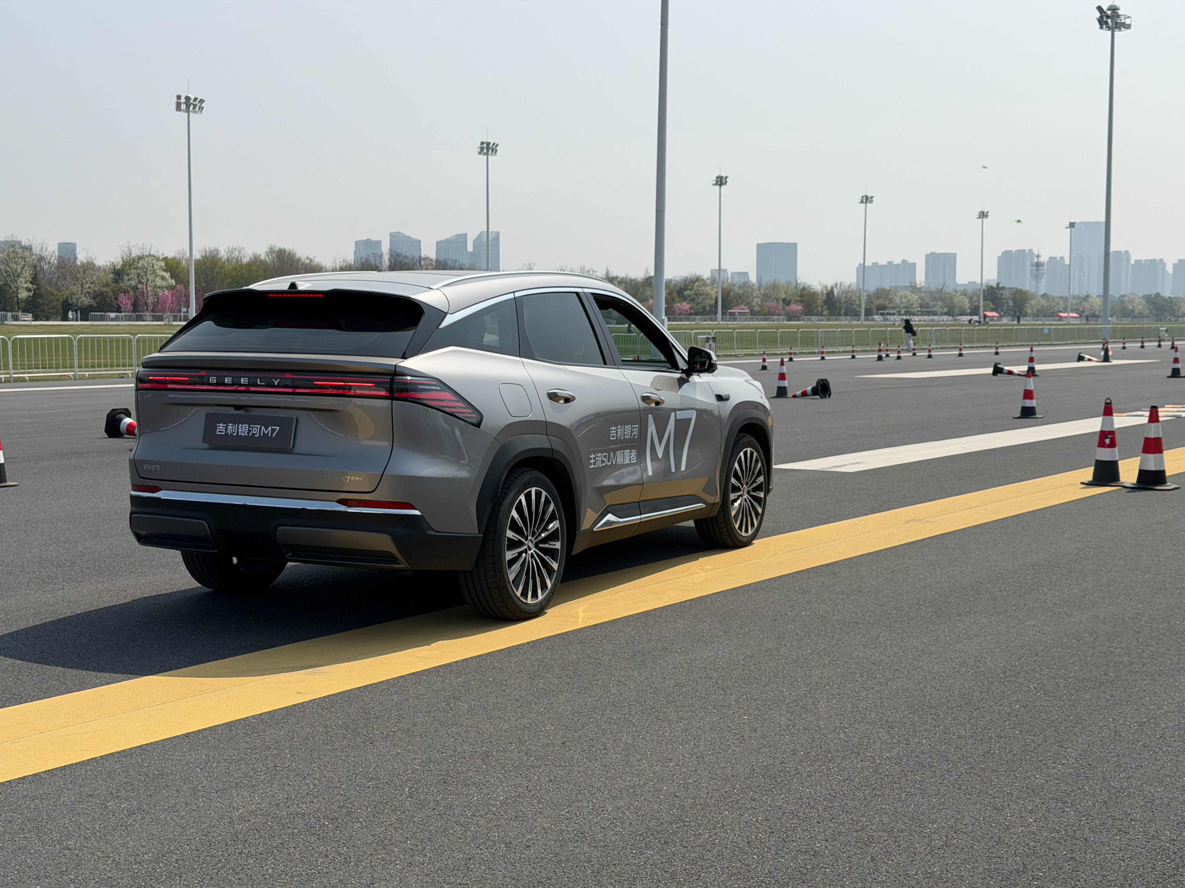 上周日在本地试了下吉利银河M7对于十几万元这个价位的大五座家用SUV，这车做的没