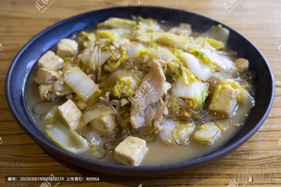豆腐和白菜当然能一起吃，说它们是“天生一对”一点不为过。老一辈常说“白菜豆腐保平