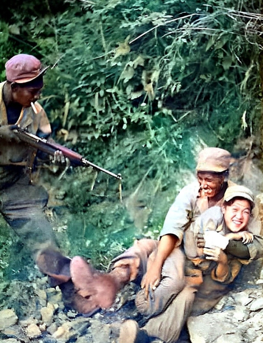 朝鲜战争期间，一名埃塞俄比亚士兵与一名美军士兵正在戏弄一名被派往前线“劳军”的韩