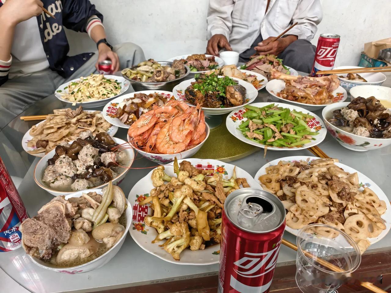 昨天一共磨了100斤玉米面，网友又定了20斤煎饼，今天下雨了，我早早的起床，赶紧