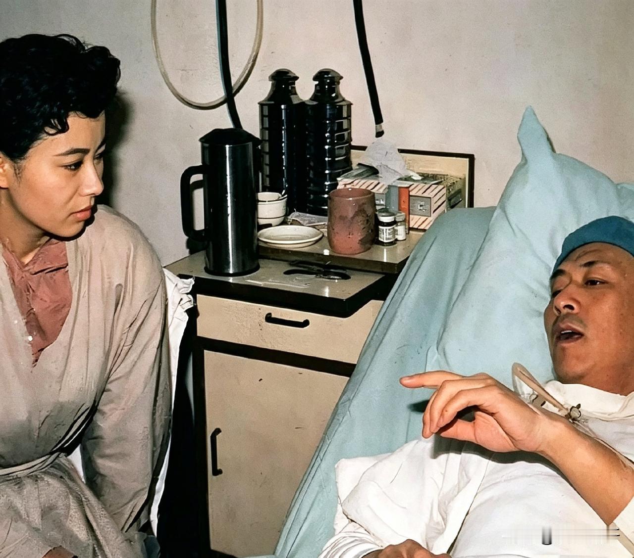 翻看这张老照片，时间是2002年。画面里，李美凤正微微俯身，守在罗文的病床前。那