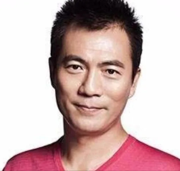 2006年，黄健翔向同居7年，结婚8年的妻子孙颖提出了离婚，孙颖痛哭流涕：“我1