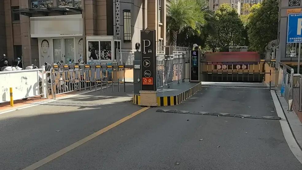 “太让人费解！”昆明一名女子酒后喊来代驾，想着省事自行从地下车库把车挪到小区门口