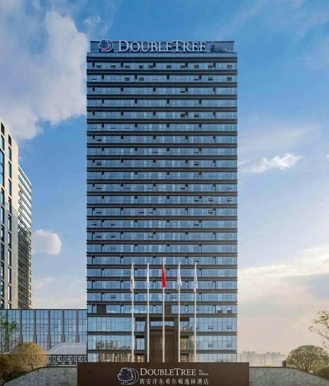 西安沣东希尔顿把牌子摘了，我去年去住过一次，大堂灯亮得晃眼，电梯里地毯鼓包，踩上