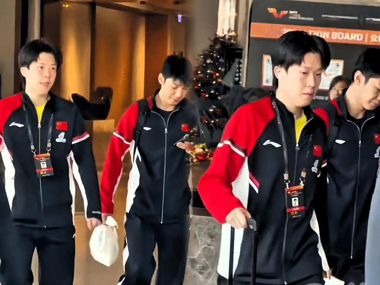 大头今天也准时来训练啦！不过一直没看到小牛呢，昨天接机好像也没见到他……