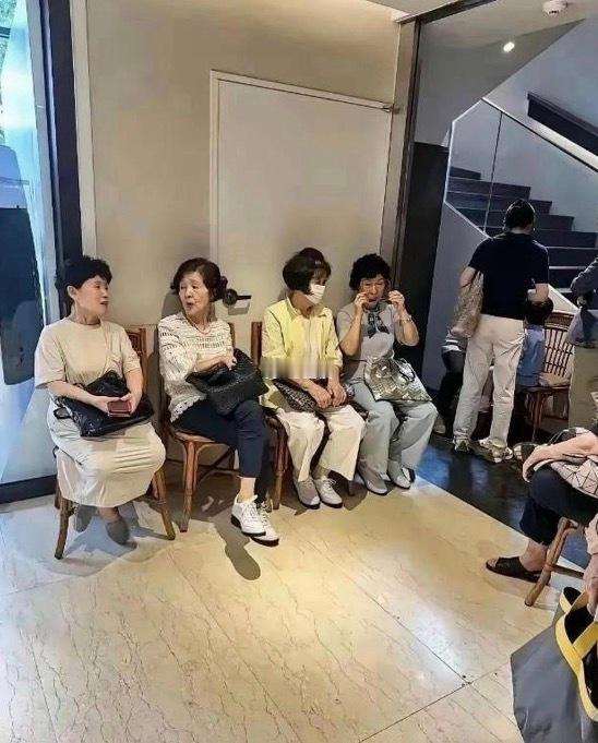 左边是韩国大妈，右边是中国大妈，两种不同的气质。